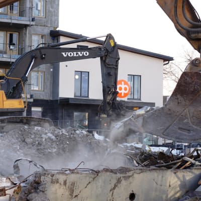 Grävskopor framför Andelsbanken i Sibbo