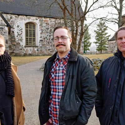 Alexandra Gustavsson, Johan Aspelin och Patrik Frisk besöker Sibbo gamla kyrka.