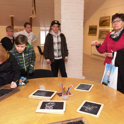Lovisaguiden Birgit Korhonen instruerar elever från Tessjö skola och Pernå kyrkoby skola.