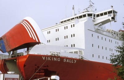 Passagerarfartyget Viking Sally i hamn med bogvisiret öppet.