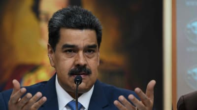 En montagebild med Maduro som gestikulerar med händerna och Pompeo.