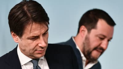 Giuseppe Conte i förgrunden och Matteo Salvini i bakgrunden.