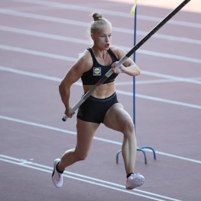 Saga Andersson hoppar stav.