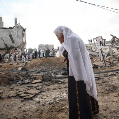 En palestinsk kvinna ser ner på förödelsen i staden Beit Lahia i norra Gazaremsan den 13 maj 2021.