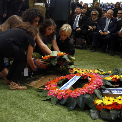 Shimon Peres barnbarn lägger ner en krans vid graven.
