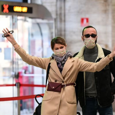 Presumtiva passagerare gestikulerade intill stängda biljettluckor på järnvägsstationen i Milano på söndagen. 