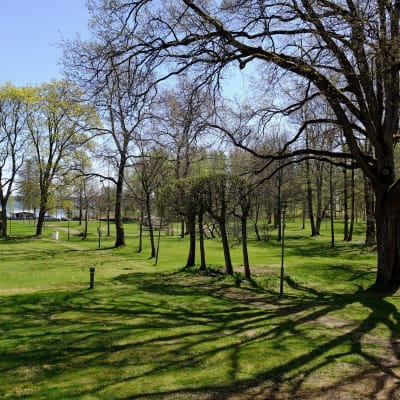 På det nuvarande campingområdet kan man fortfarande se spåren av en fin anlagd park