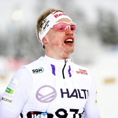 Iivo Niskanen går i mål.