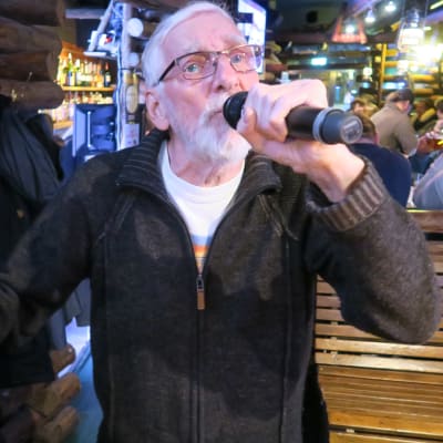 Antero Nylund kuluttaa aikaansa mieluiten karaokebaarissa. 