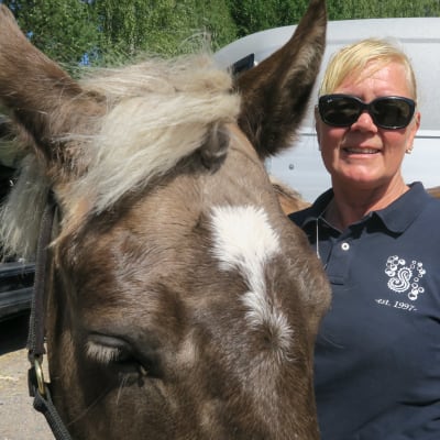 Hankoniemen ratsastajat ry:n opettaja ja Hanko SeaHorse Weekin johtaja Mia Maukonen Muffe-hevosen kanssa.