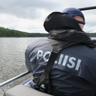 Poliisi valvomassa vesiliikennettä Lohjanjärvellä.