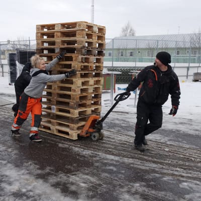 Lastpallarna behövs för konsruktionerna i VIP-tältet.