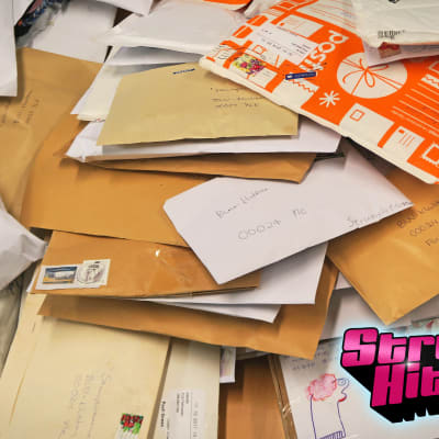 Bilden är proppfull av post med bidrag till Strumphittarna 2018