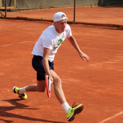 Leo Borg spelar tennis.
