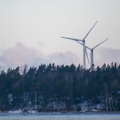 Vindmöllor på skärgårdslik horisont.