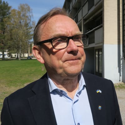Hangon kaupunginjohtaja Denis Strandell Lappohjan kerrostaloyhtiön pihalla.