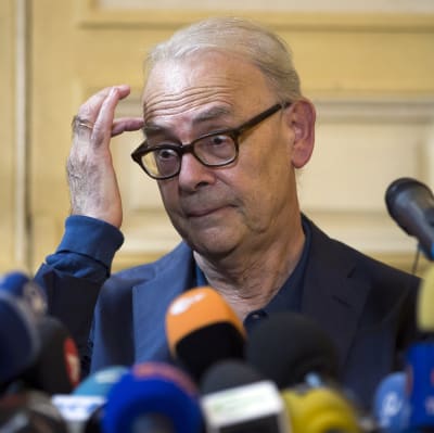 Patrick Modiano håller presskonferens i Paris den 9.10.2014 med anledning av tillkännagivandet.