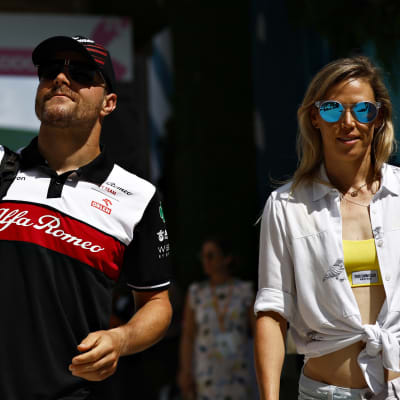 Valtteri Bottas ja Tiffany Cromwell Miamin F1-radalla.