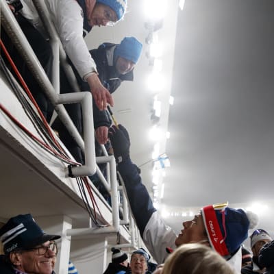 Johannes Hösflot Kläbo jakoi nimmareita Olympiastadionilla.