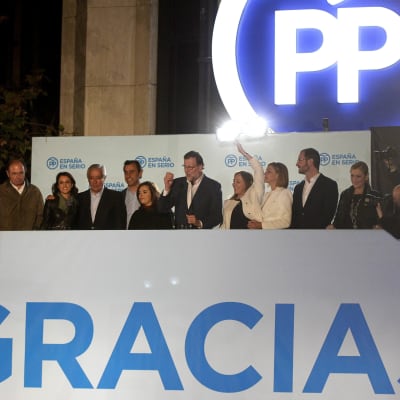 Partido Popular med premiärminister Mariano Rajoy i spetsen firar segern i det spanska parlamentsvalet.