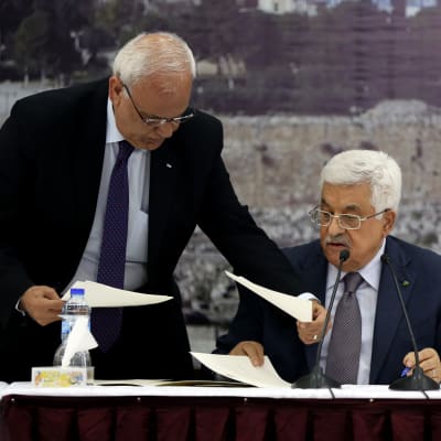 Palestinierpresidenten Mahmoud Abbas undertecknar stadgan för Internationella brottmålsdomstolen.