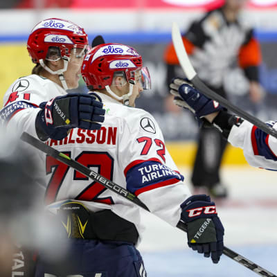 Patrik Carlsson spelar ishockey.