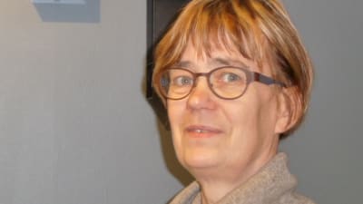 Tove Wide, företagsläkare. Tittar in i kameran. Ganska allvarlig