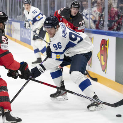 Mikko Rantanen kamppailee kiekosta.