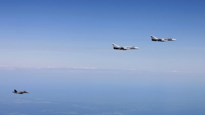 Flygvapnets Hornet och Suhoi Su-24 plan i Östersjöns och Finska vikens internationella luftrum.