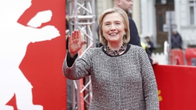 Hillary Clinton på väg till dokumentärens galaföreställning i Berlin.
