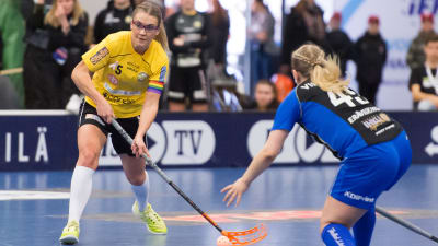 Inka Lampinen med bollen.