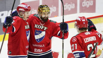 Jere Sallinen, Otto Paajanen och Ville Leskinen firar ett mål.