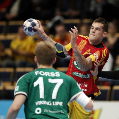 Nico Rönnberg försöker göra mål i cupfinalen i handboll mot GrIFK.