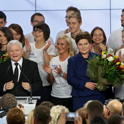 Laki ja oikeus -puolueen puheenjohtaja Jaroslaw Kaczynski ja puolueen pääministeriehdokas Beata Szydlo juhlivat vaalivoittoa Varsovassa.