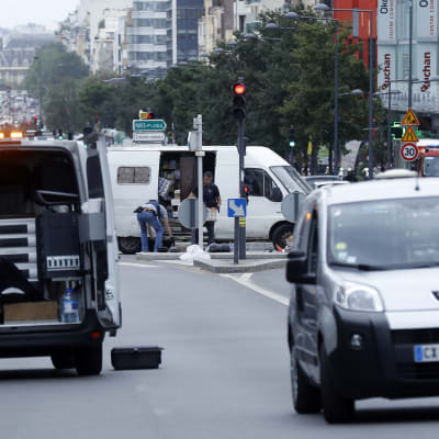 Fransk polis inspekterar innehållet i en skåpbil efter att två terrormisstänkta greps.