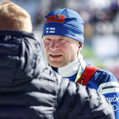 Mika Venäläinen talar med Juho Mikkonen.