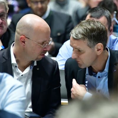 Andreas Kalbitz ja Björn Höcke keskustelevat AfD-puolueen kokouksessa.