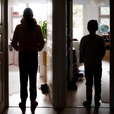 Två barn står i dörröppningen till varsitt rum.
