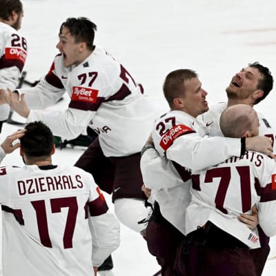 Lettiska ishockeyfans jublar.