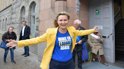 Ebba Busch Thor från svenska kristdemokraterna gör kampanjarbete. 
