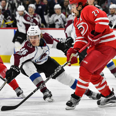Mikko Rantanen kämpar om pucken