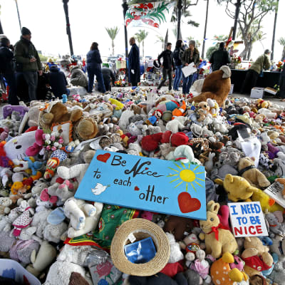 En massa gosedjur som samlats ihop i en hög för att hedra offren som dog i terrorattentatet i Nice 2016.