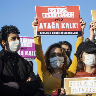 Studenter demonstrerar utanför domstolen i Istanbul.