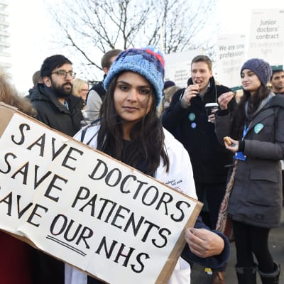 Unga läkare demonstrerar mot situationen inom den offentliga sjukvården i London i januari 2016.