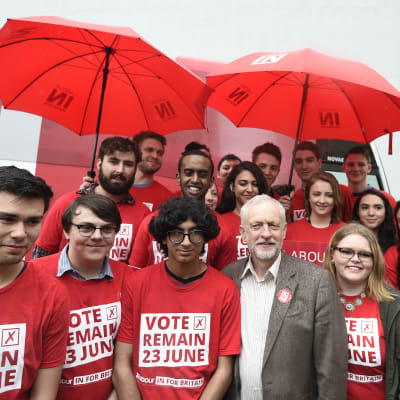 Labourledaren Jeremy Corbyn tillsammans med anhängare till att stanna kvar i EU, i London den 10 maj 2014.