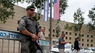 Beväpnade vakter utanför USA:s nya ambassad i Jerusalem