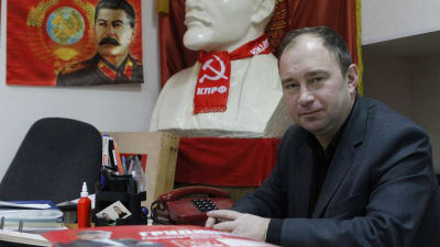 Sergej Butuzov vid sitt arbetsbord. Han är kommunistpartiets chef i staden Kirisji 150 kilometer öster om S:t Petersburg.