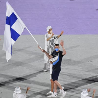 Finländska idrottare marscherar in.