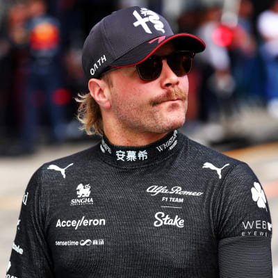 Valtteri Bottas promenerar i depån.