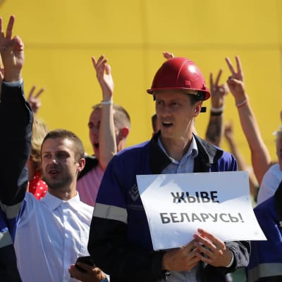 Fabriksarbetare demonstrant i Belarus 17.8.2020